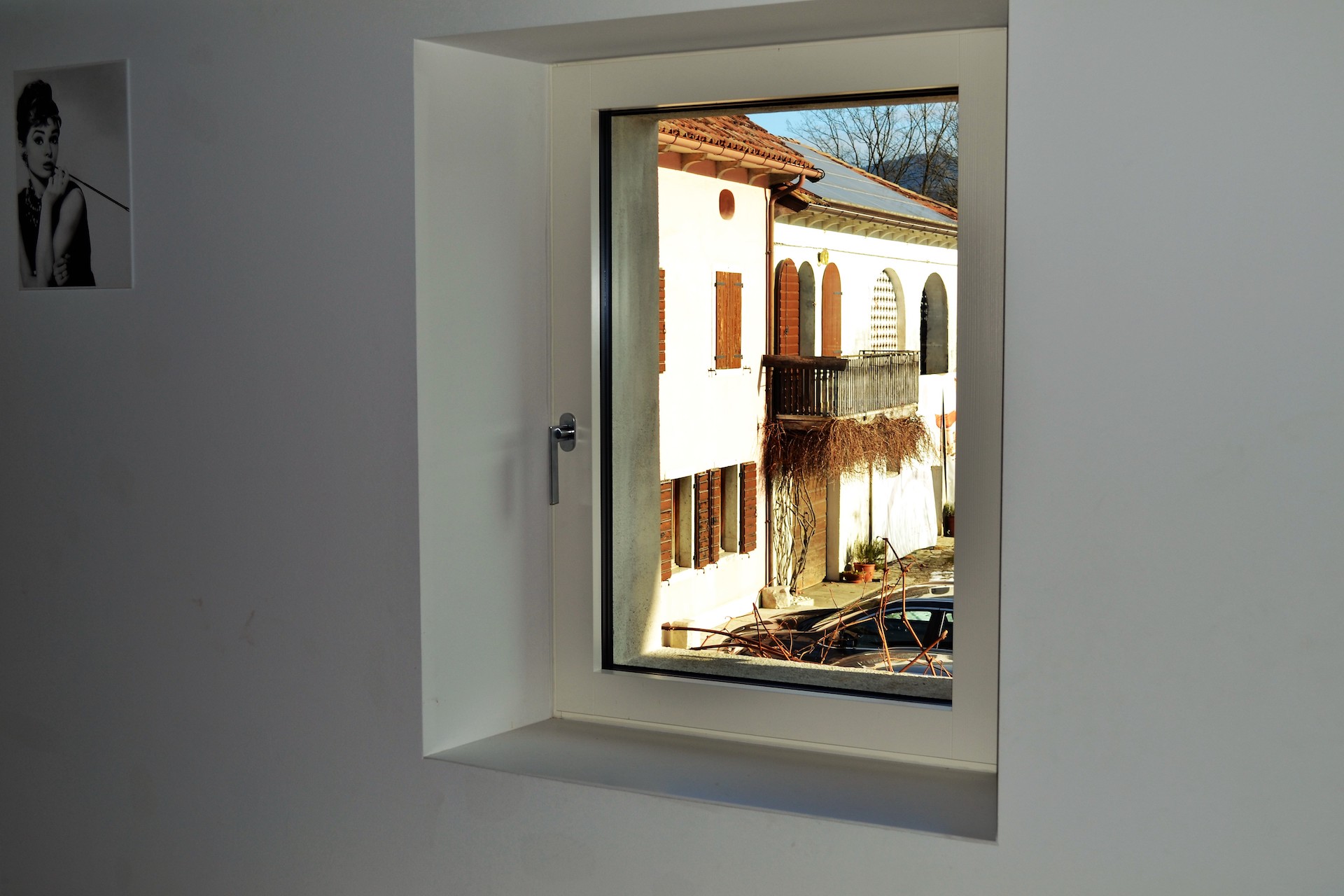 finestra con serramento in legno su misura